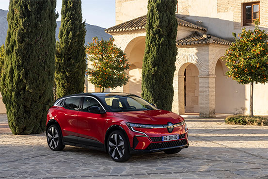 Megane E-Tech Electric Rot vor Villa