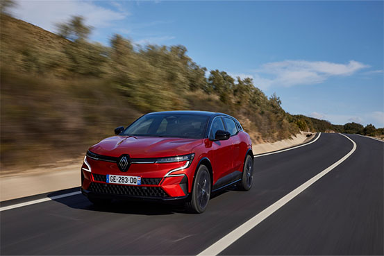 Megane E-Tech Electric Rot auf Straße in der Steppe