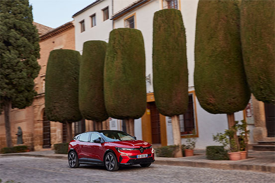 Megane E-Tech Electric Rot auf Straße in Stadt Vorne