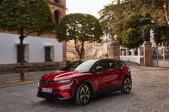 Megane E-Tech Electric Rot auf Straße in Stadt Seite
