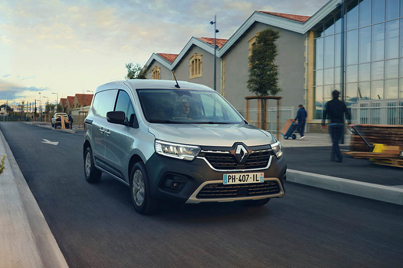 Kangoo Van Silber auf Straße Vorne